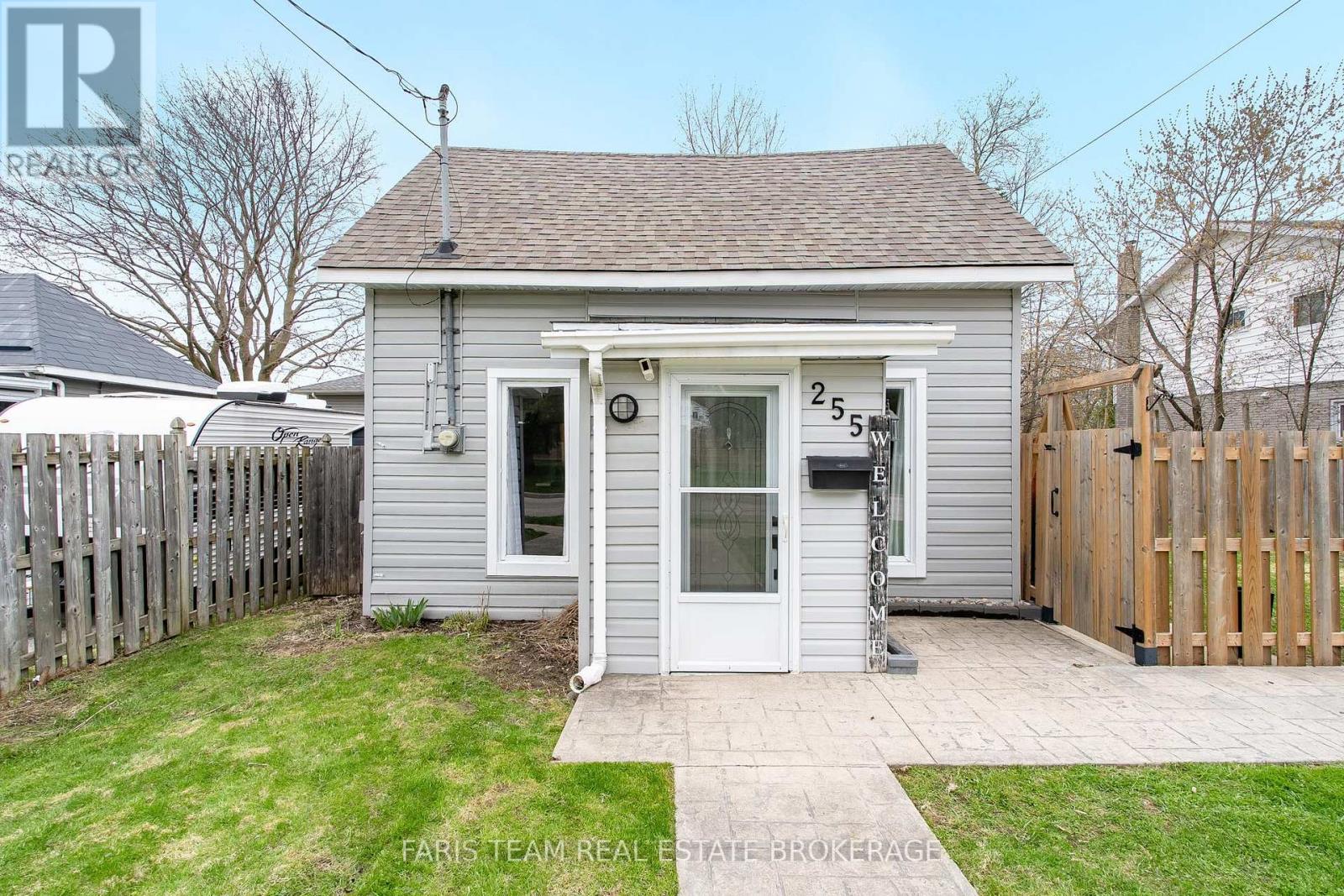 MLS® listing #29684193 for sale located at 255 LINDSAY STREET