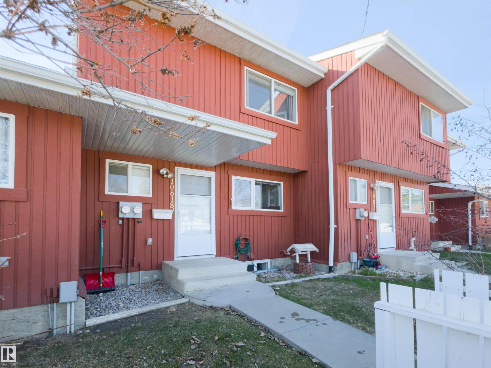 MLS® listing #29687577 for sale located at 10618 BEAUMARIS RD NW