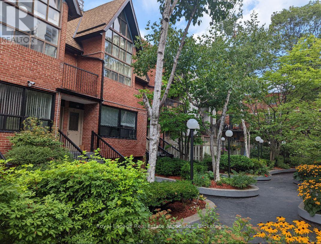 MLS® listing #29690777 for sale located at 10 - 17 PEMBROKE STREET