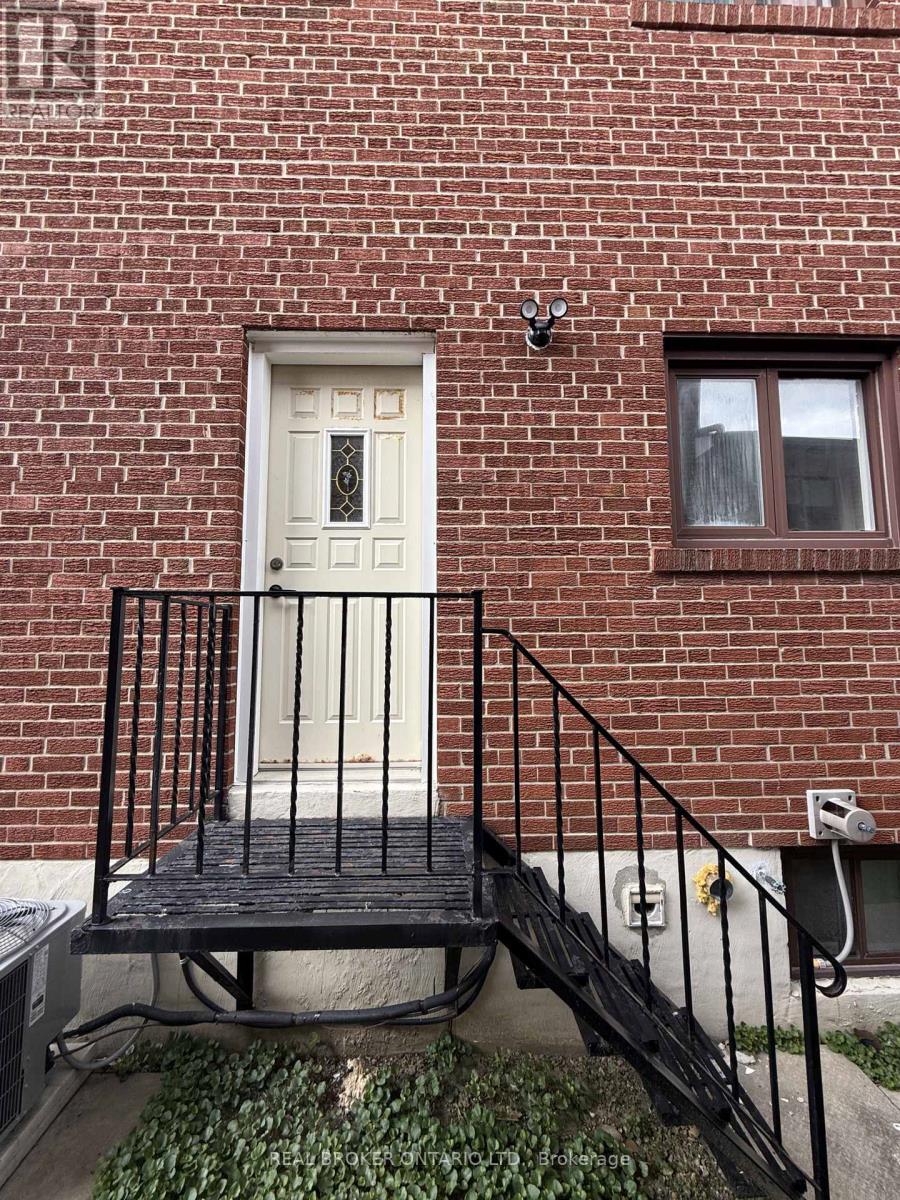 MLS® listing #29690981 for sale located at REAR - 214 FAIRGLEN AVENUE
