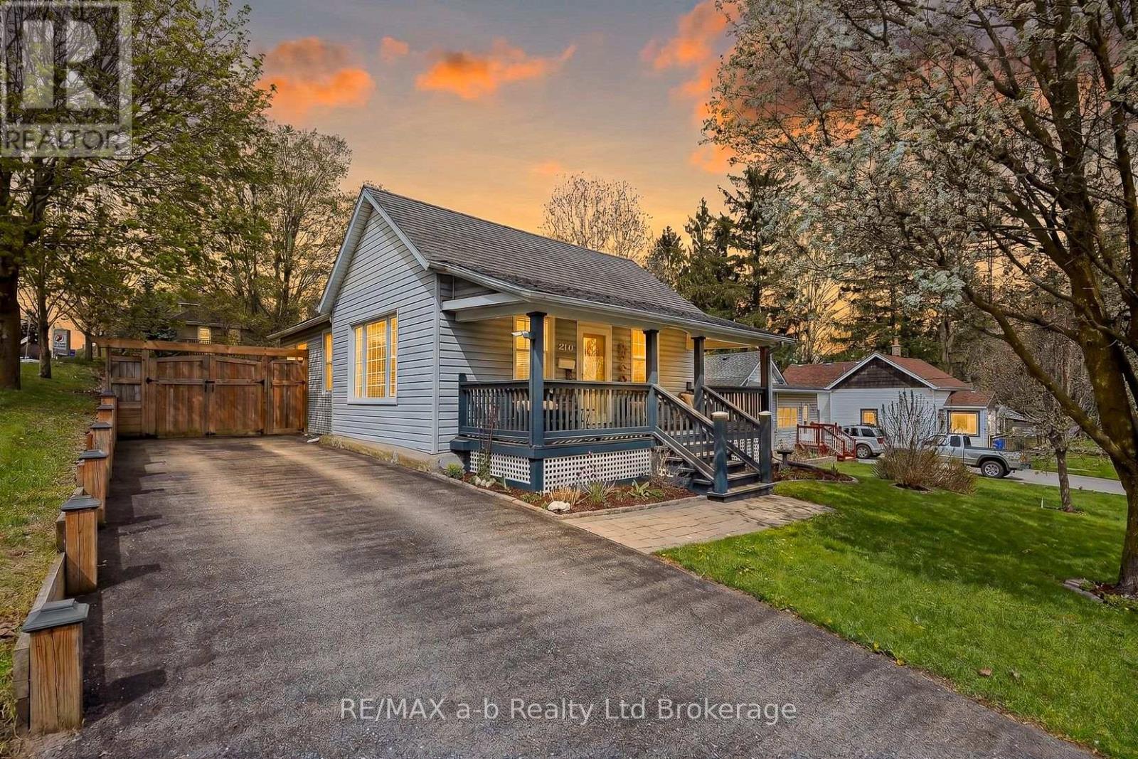 MLS® listing #29693319 for sale located at 210 RUSSELL STREET