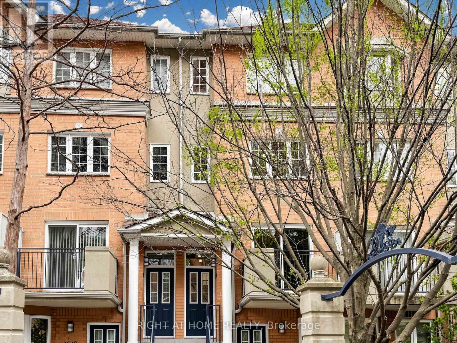 MLS® listing #29695392 for sale located at 1520 - 28 SOMMERSET WAY
