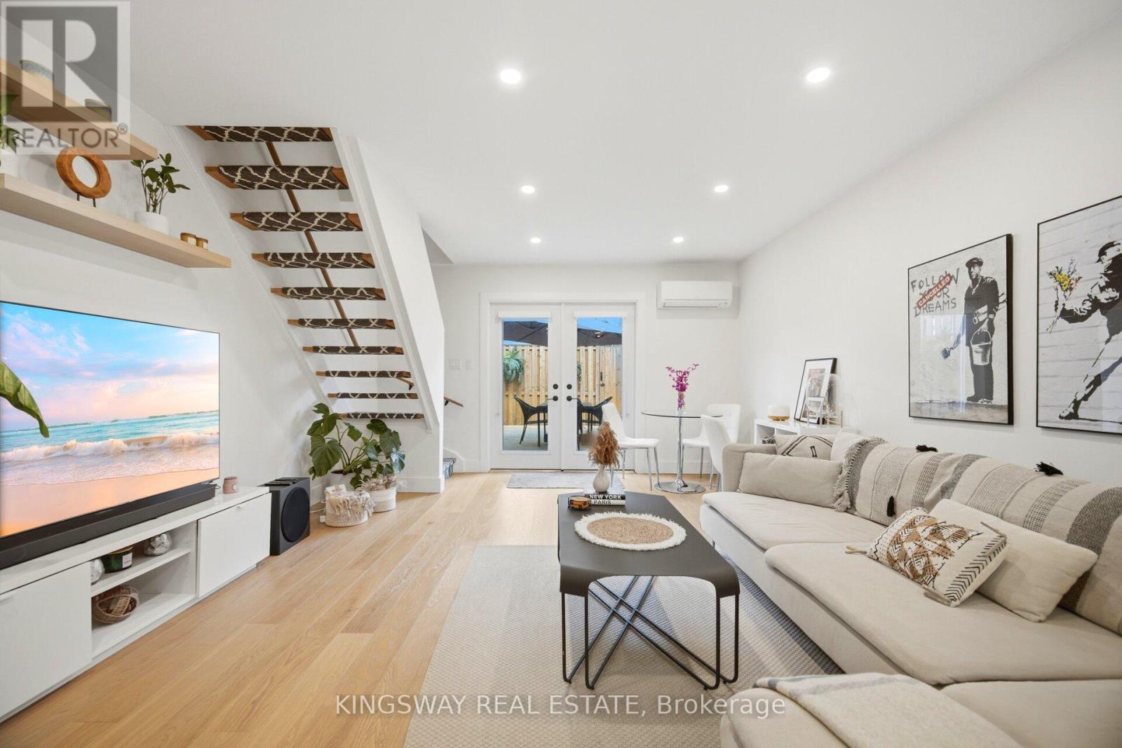 MLS® listing #29698944 for sale located at 251 ONTARIO STREET