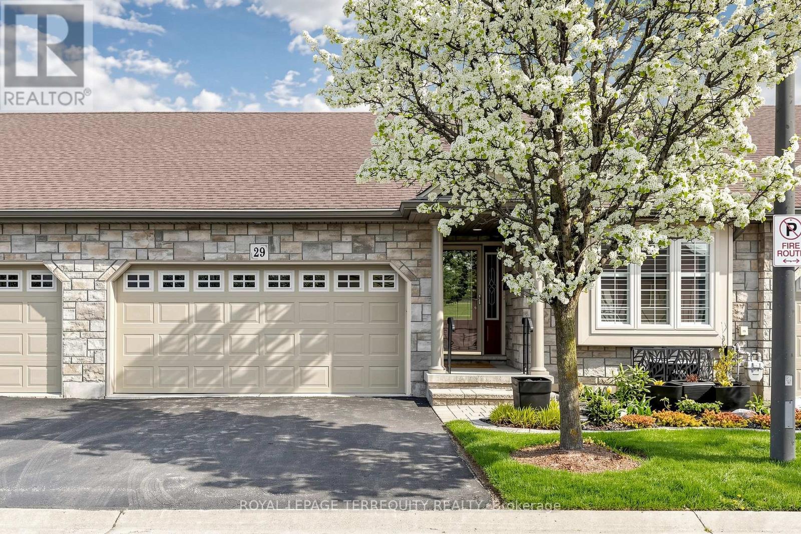 MLS® listing #29700312 for sale located at 29 ROSE GLEN CRESCENT