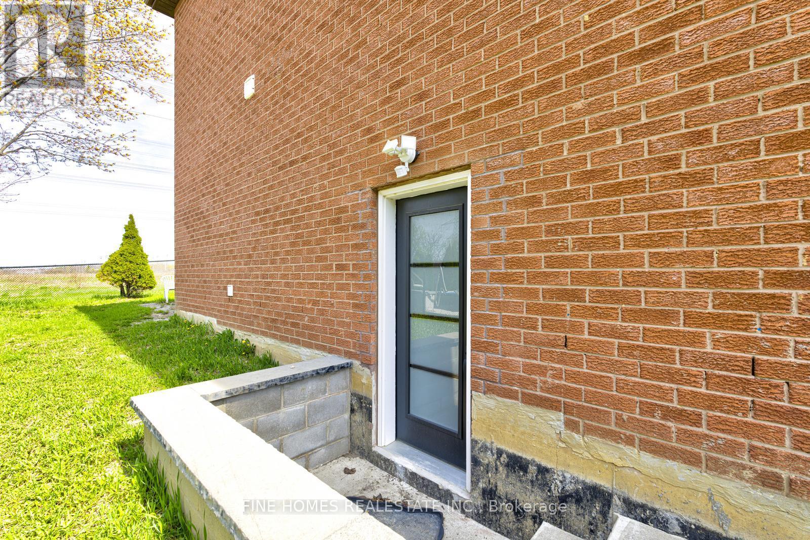 MLS® listing #29701151 for sale located at LOWER - 26 ROCKWOOD CRESCENT