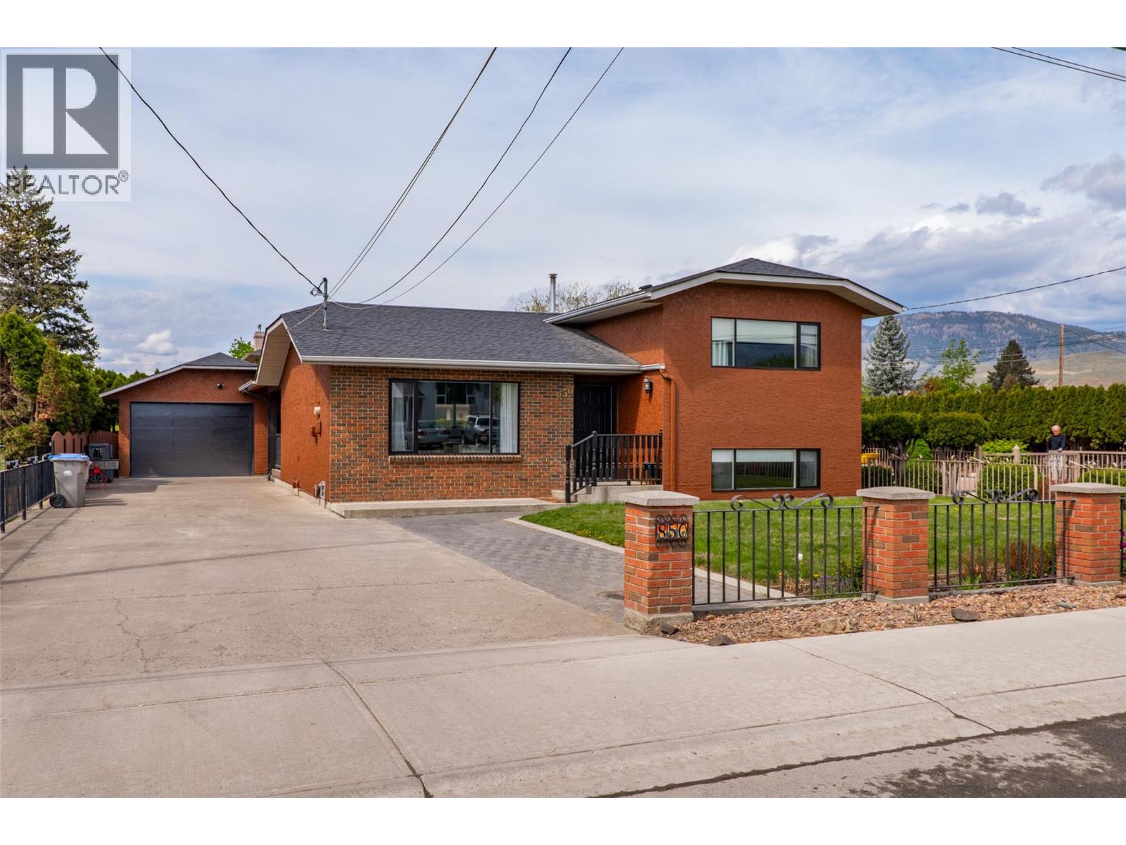 MLS® listing #29705317 for sale located at 850 WINDBREAK Street