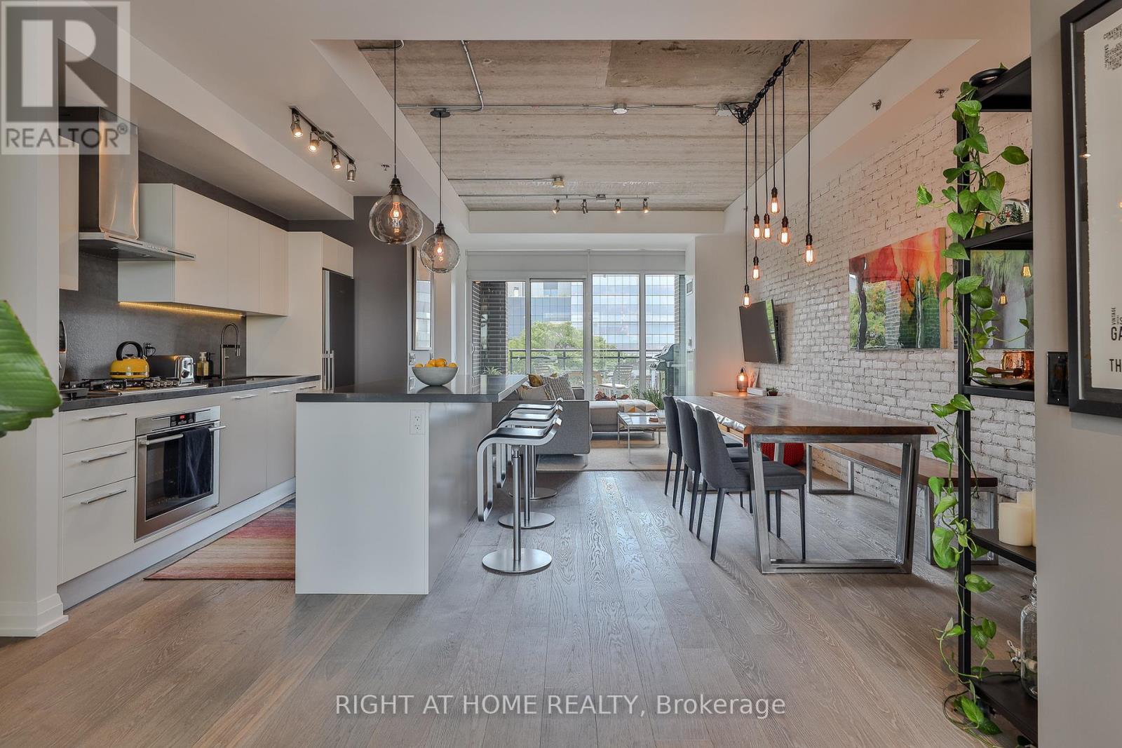 MLS® listing #29707316 for sale located at 405 - 41 OSSINGTON AVENUE