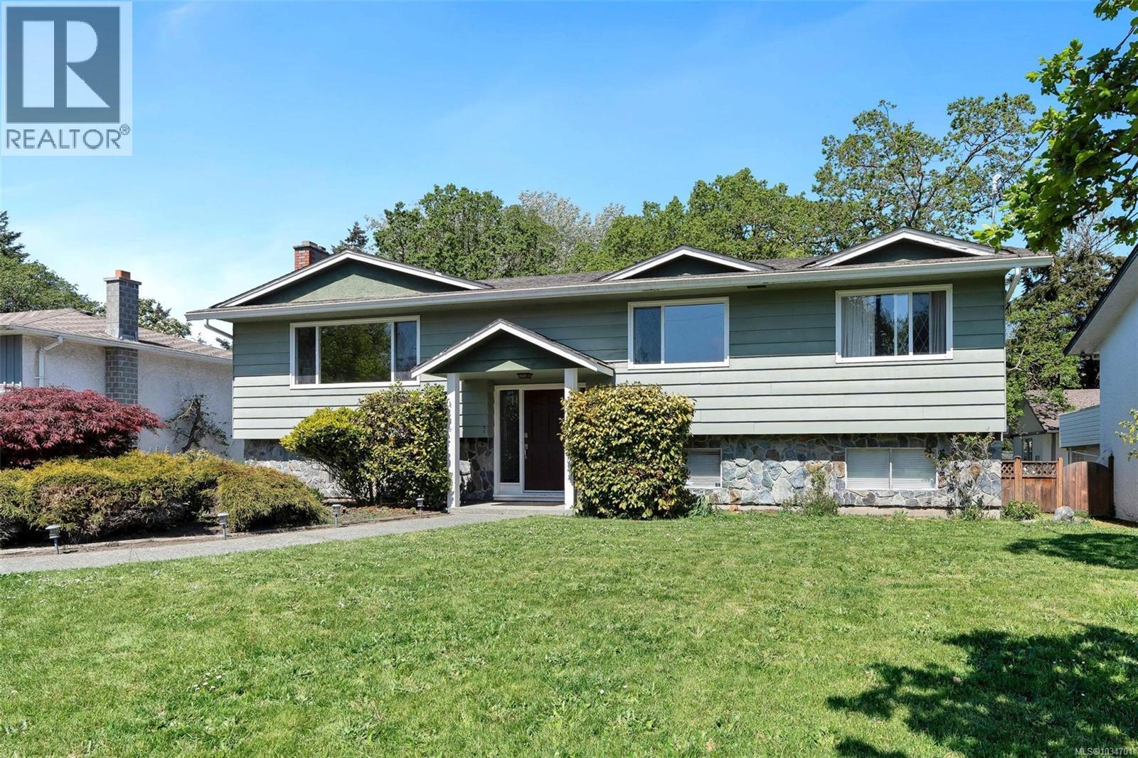 MLS® listing #29713358 for sale located at 1722 Jefferson Ave