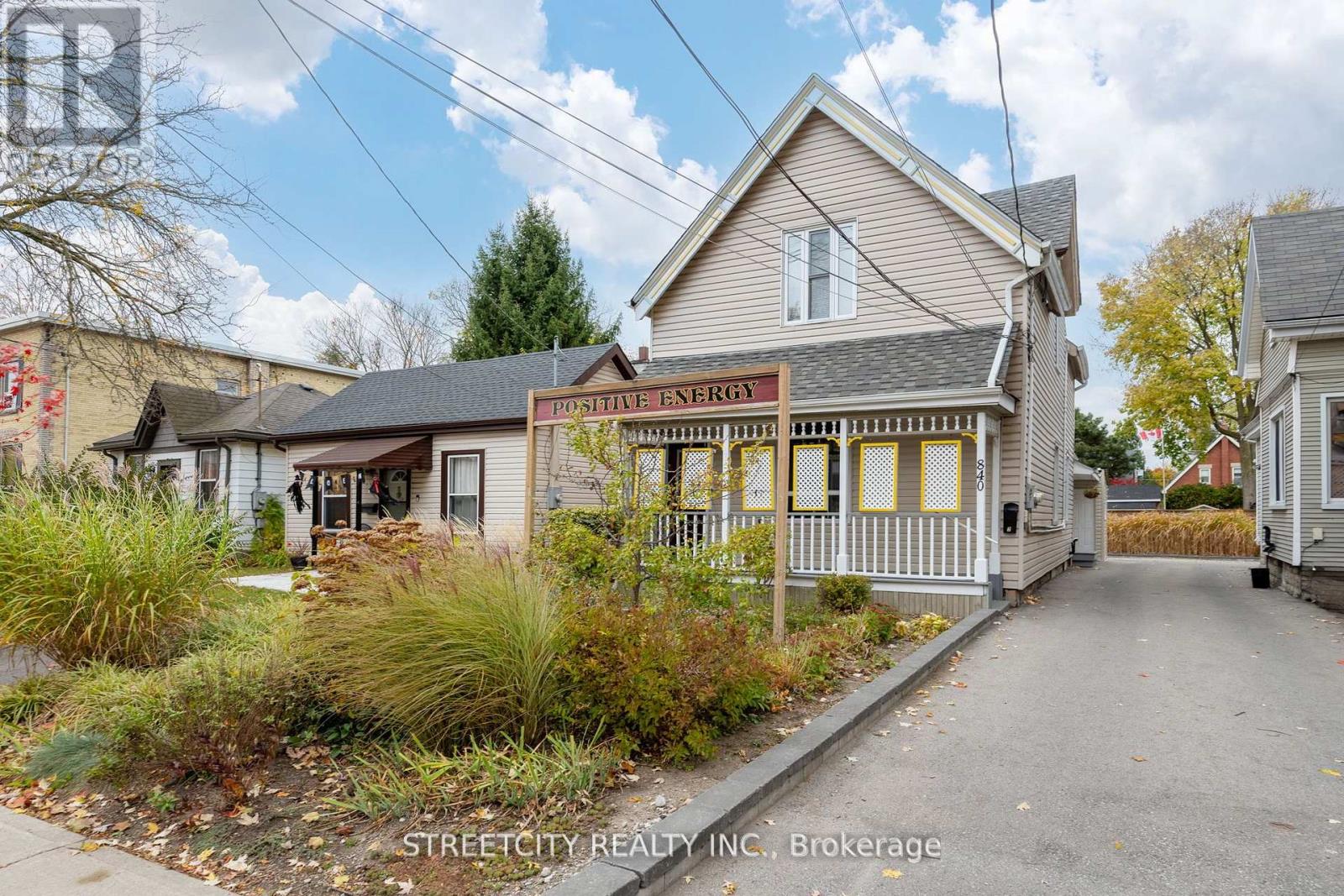 MLS® listing #29713663 for sale located at 840 QUEENS AVENUE