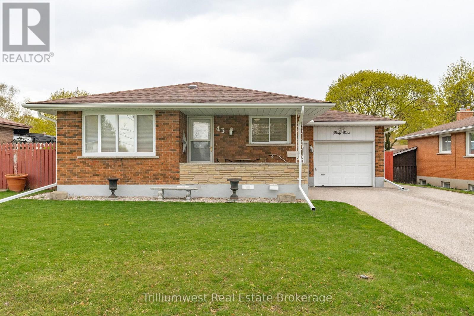 MLS® listing #29713730 for sale located at 43 TUPPER CRESCENT