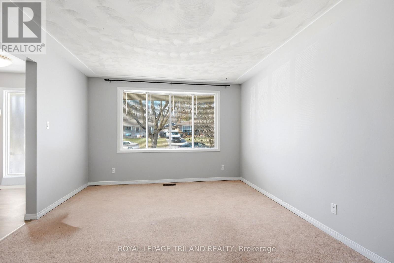 MLS® listing #29714056 for sale located at A - 195B CEDARVALE CRESCENT