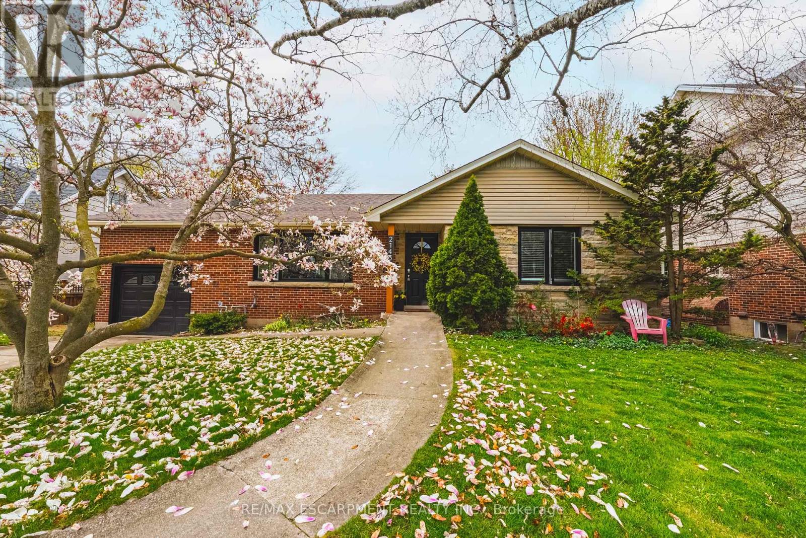 MLS® listing #29714161 for sale located at 2143 DEYNCOURT DRIVE
