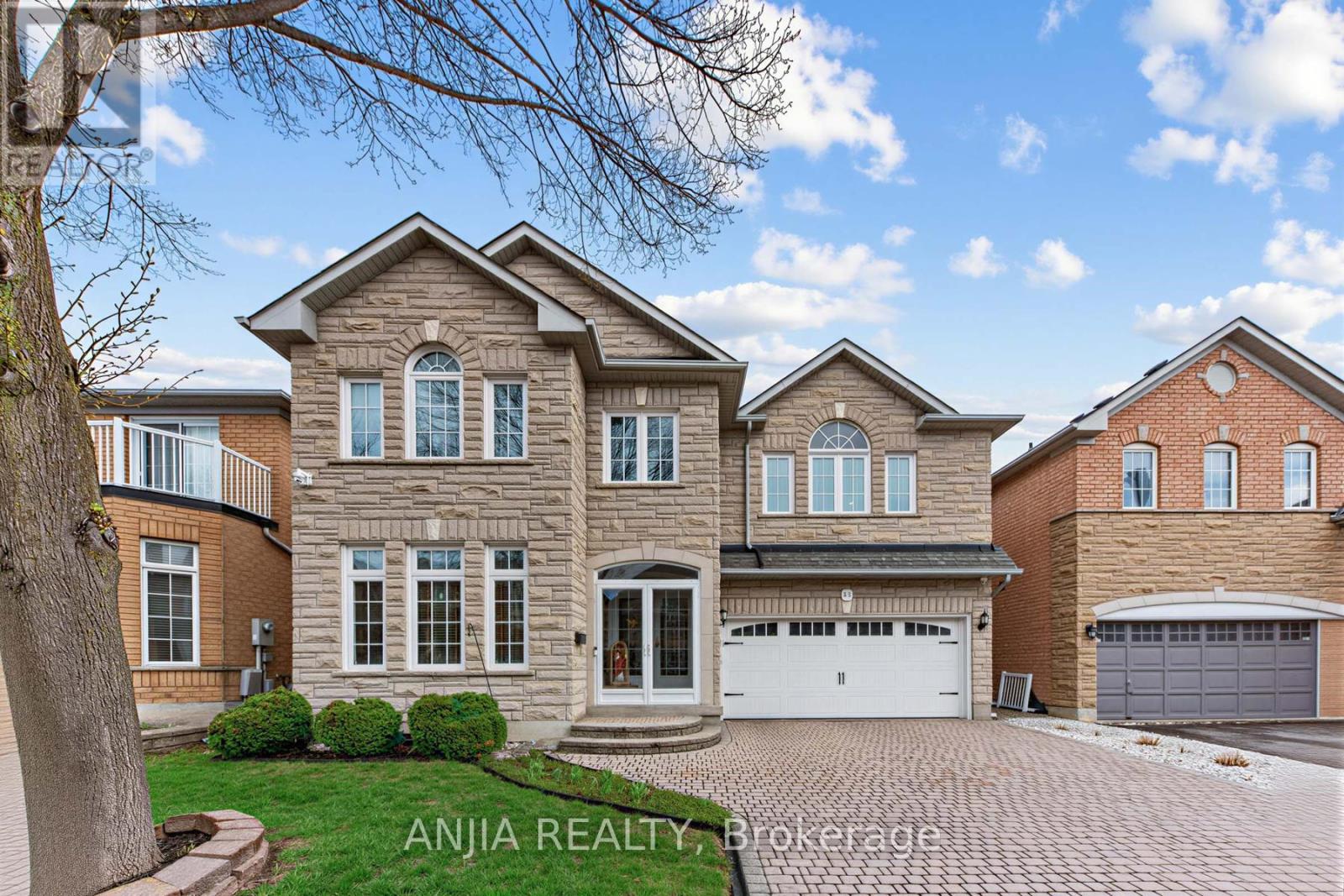 MLS® listing #29720783 for sale located at 54 STONEHEATH CRESCENT