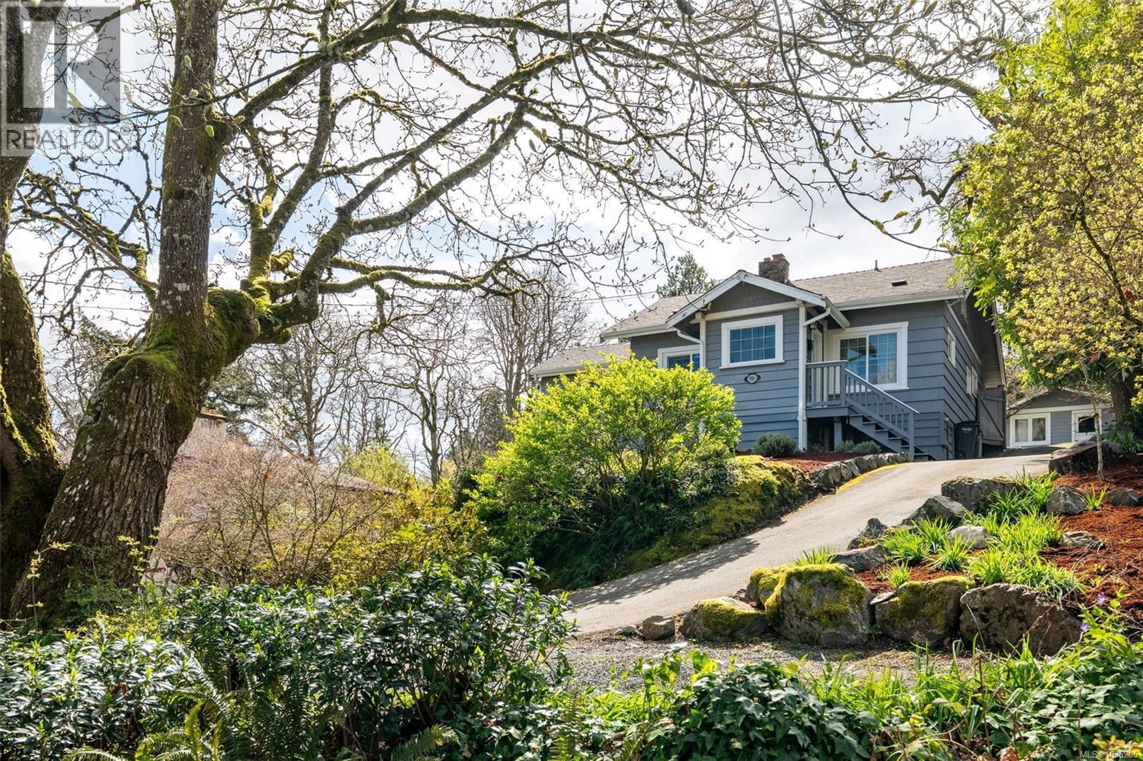 MLS® listing #29724711 for sale located at 981 Violet Ave