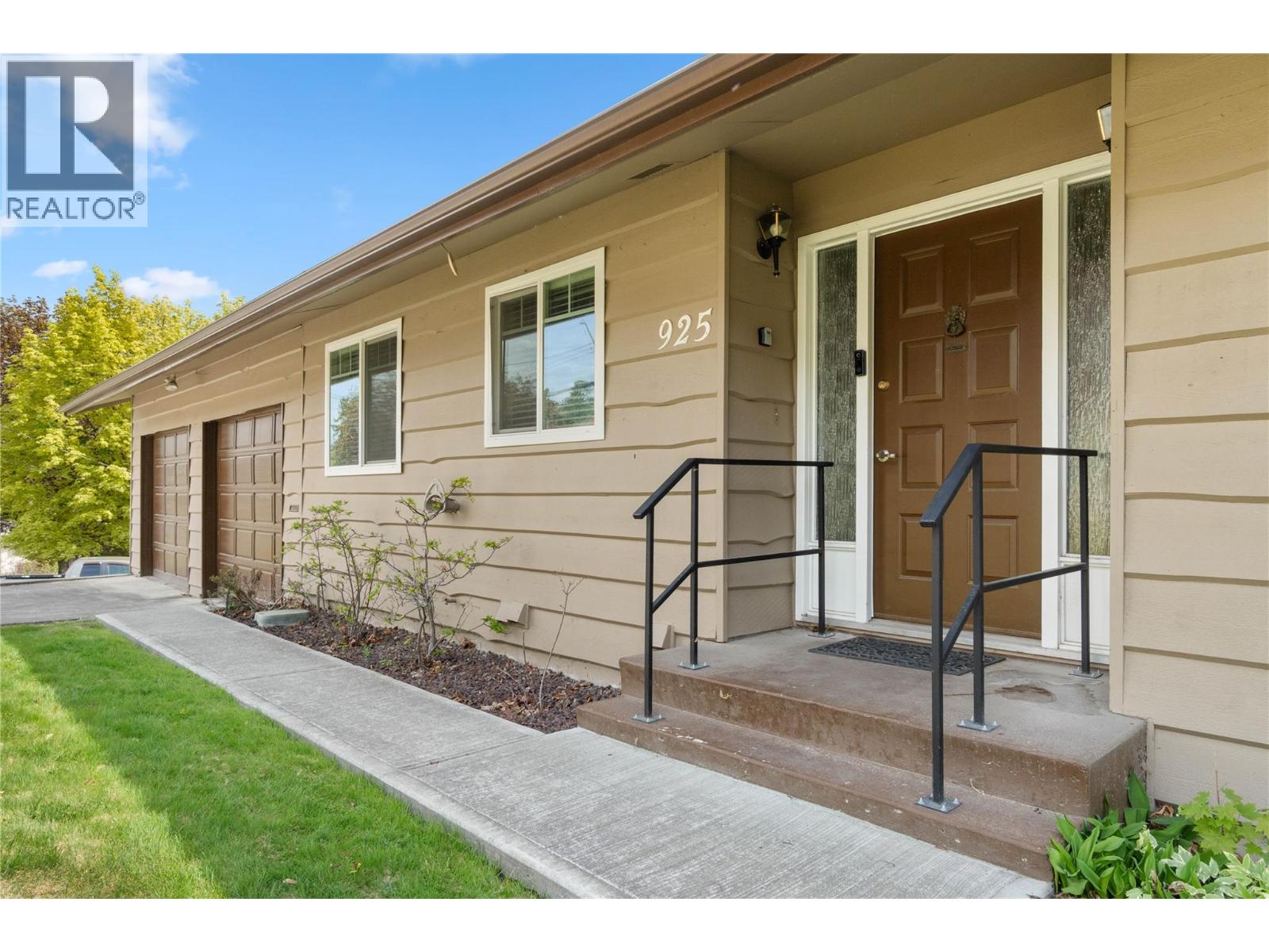 MLS® listing #29726417 for sale located at 925 SICAMORE Drive