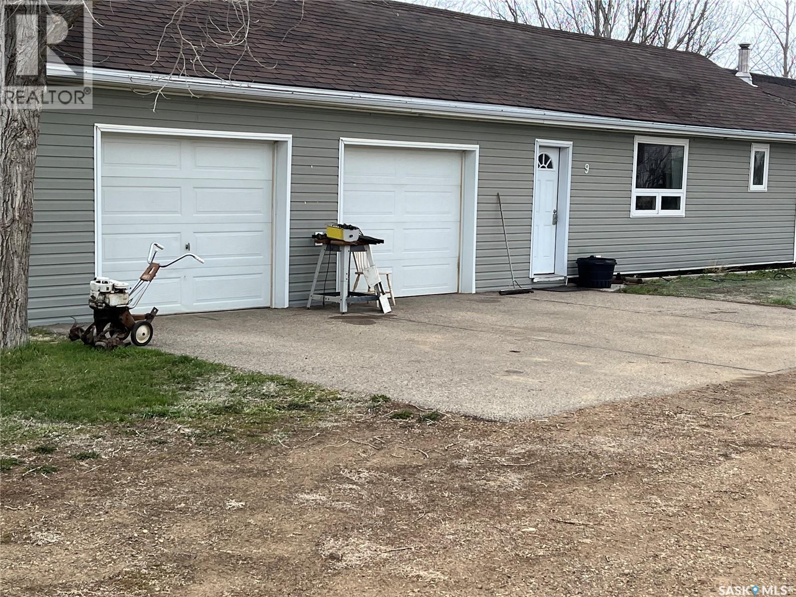 MLS® listing #29729468 for sale located at 9 2nd STREET E