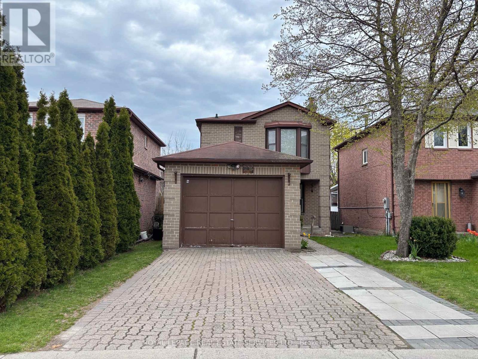 MLS® listing #29729639 for sale located at 23 STOCKBRIDGE CRESCENT