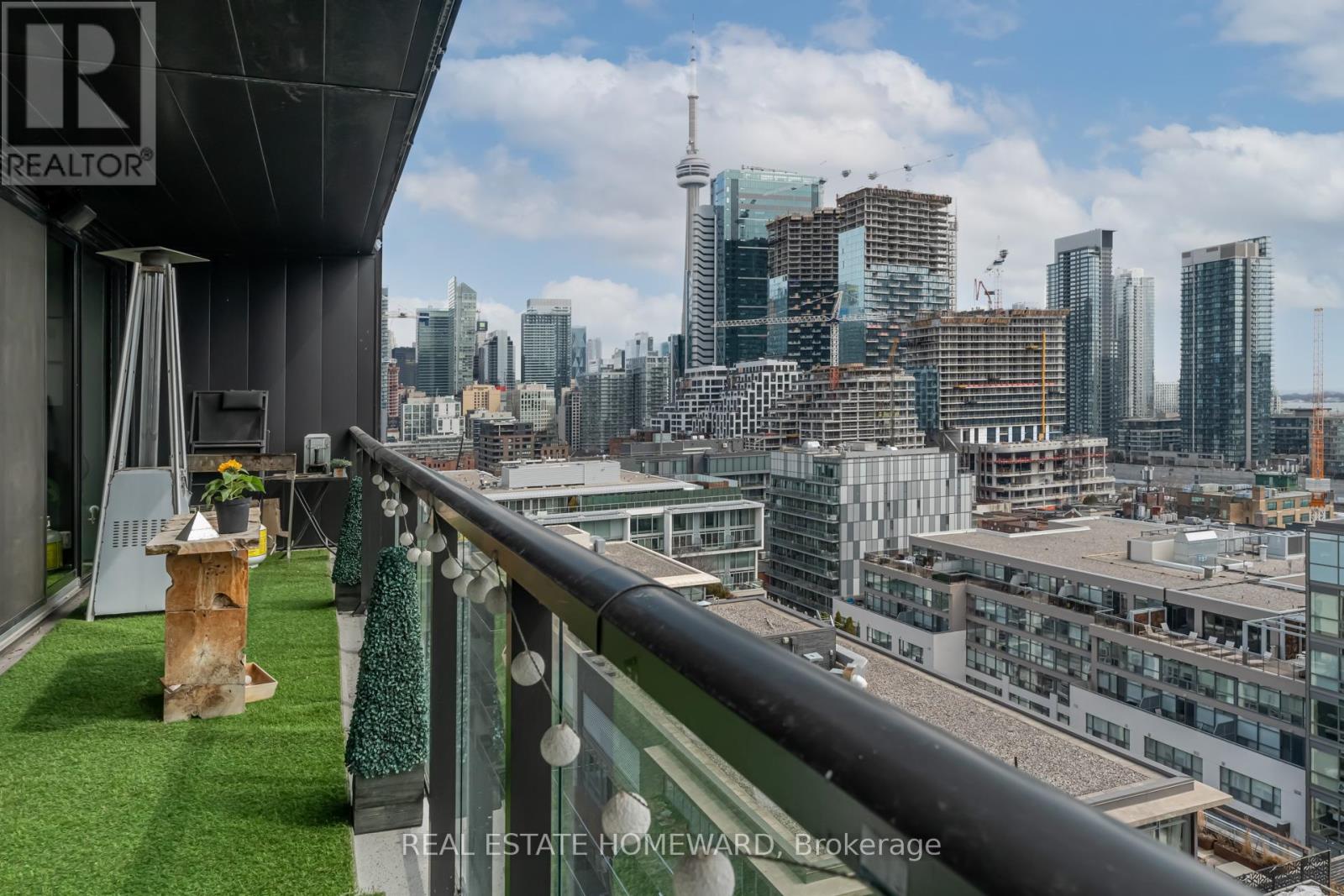 MLS® listing #29730592 for sale located at PH1421 - 629 KING STREET W