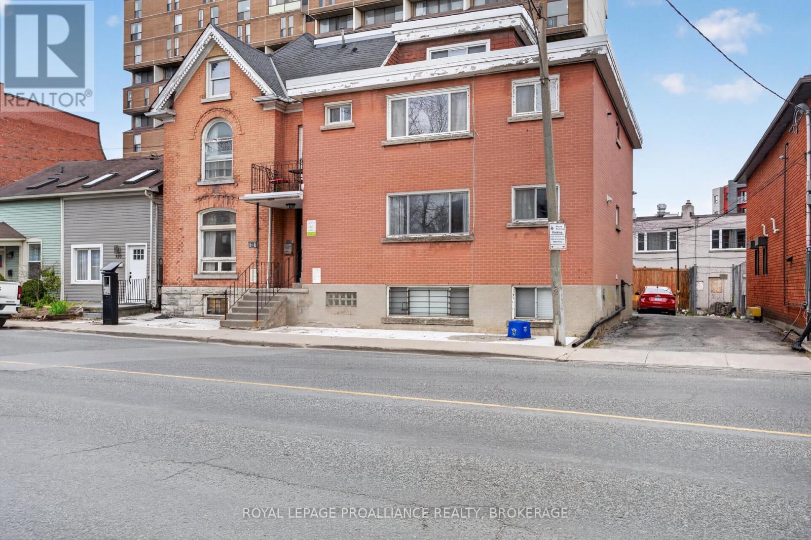 MLS® listing #29730643 for sale located at 322 QUEEN STREET