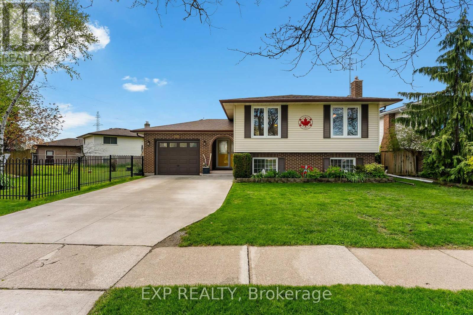 MLS® listing #29735263 for sale located at 2881 OLDEN AVENUE