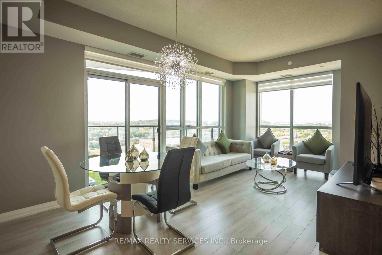 MLS® listing #29736331 for sale located at 918 - 35 WATERGARDEN DRIVE W