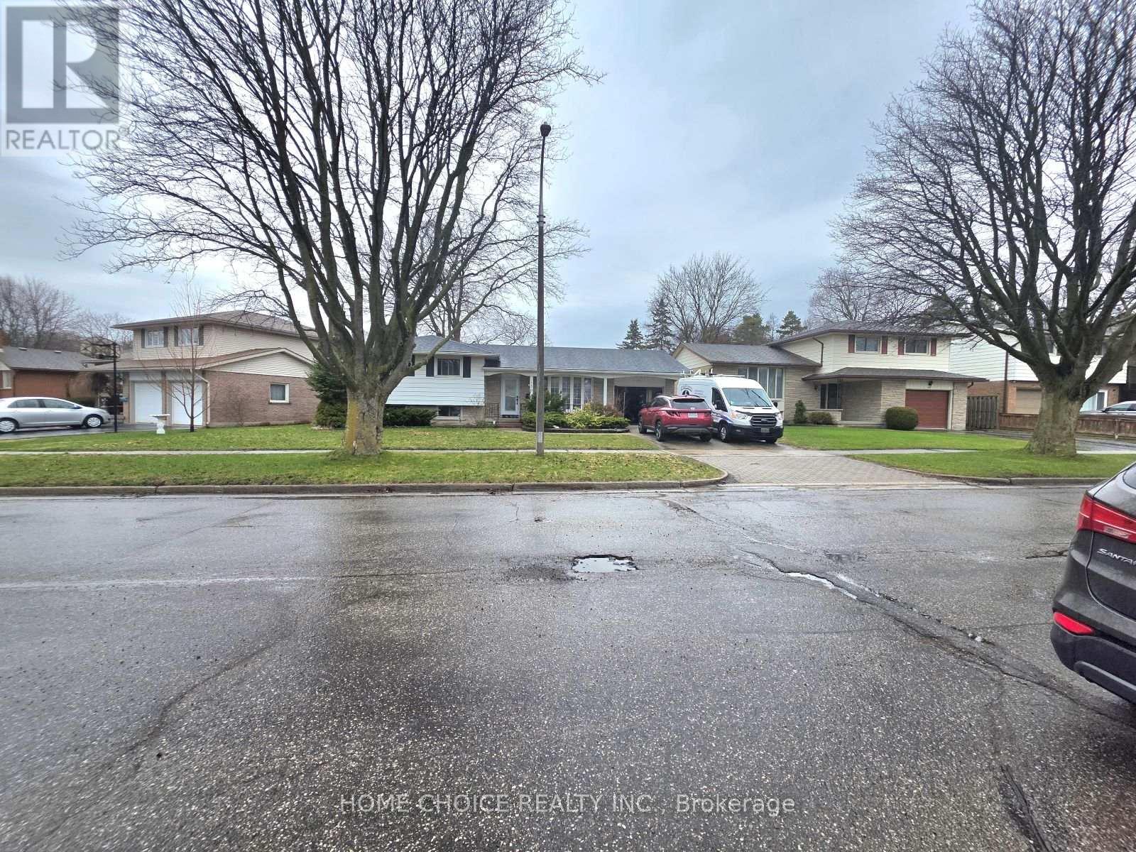 MLS® listing #29736533 for sale located at 130 CHAMPLAIN CRESCENT