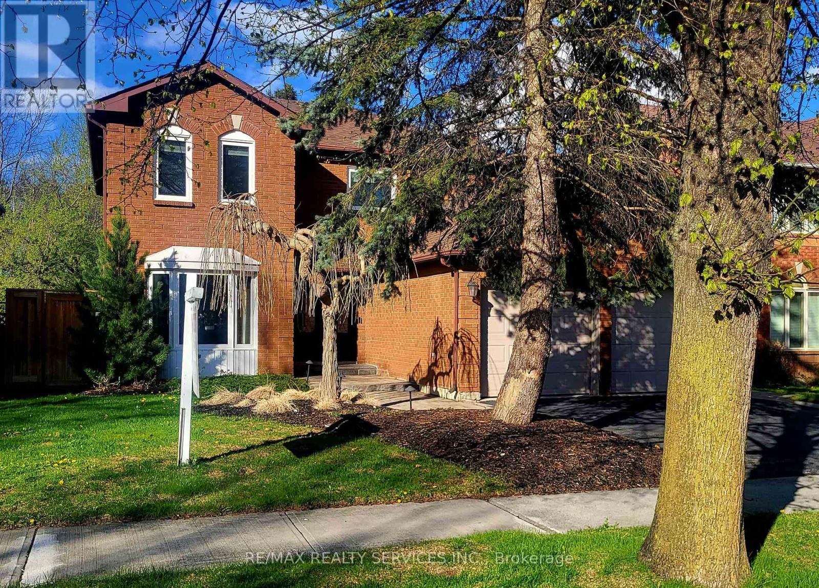 MLS® listing #29736610 for sale located at 28 CHICKADEE CRESCENT