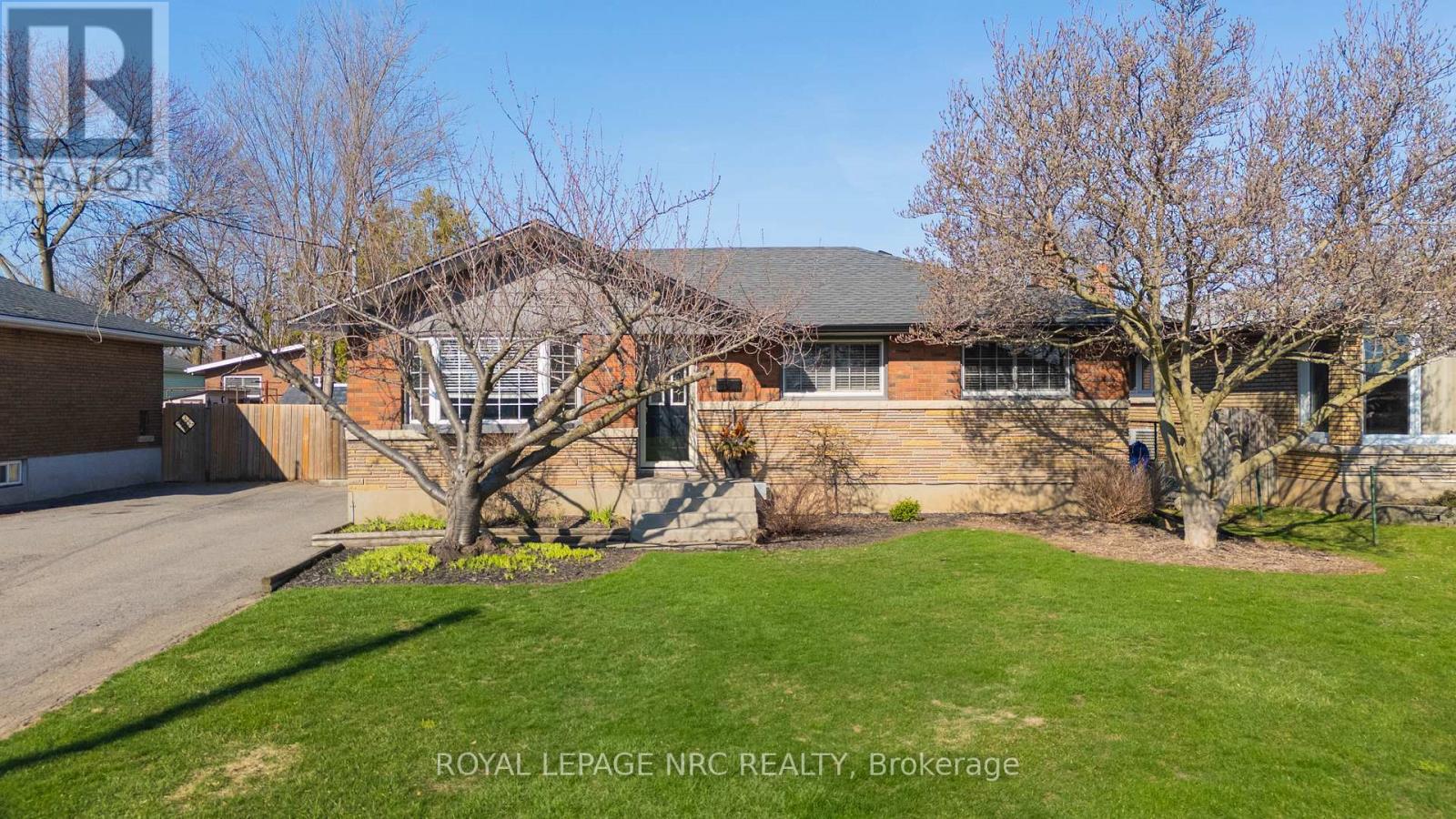 MLS® listing #29736754 for sale located at 9 GREENHILL DRIVE