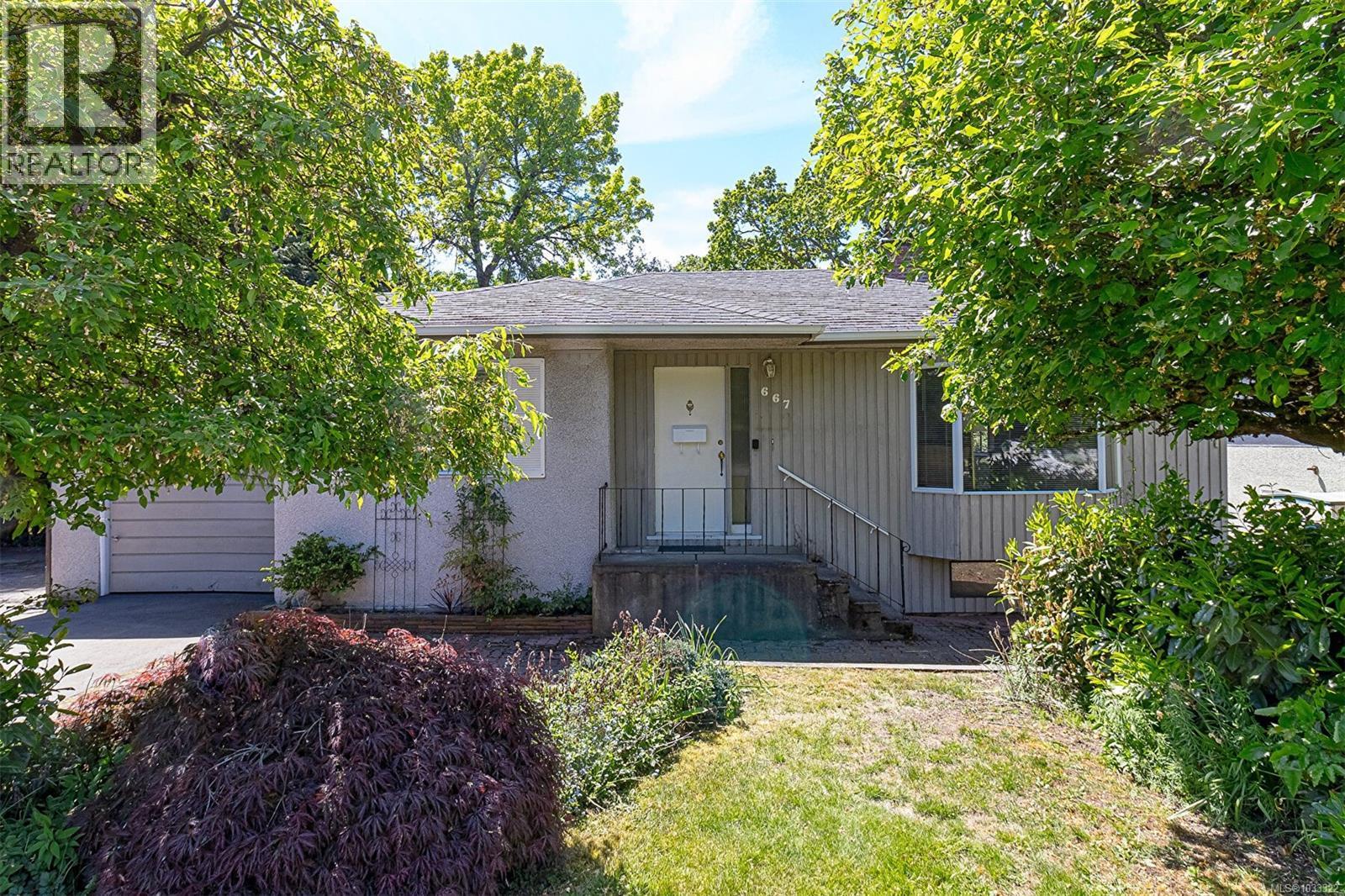 MLS® listing #29737137 for sale located at 667 Jones Terr