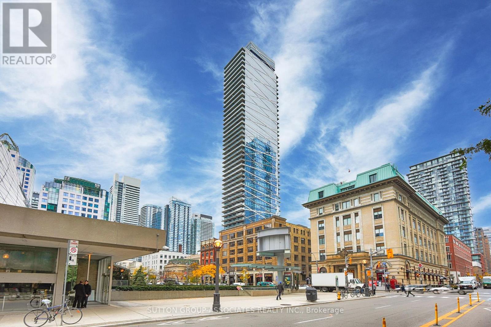 MLS® listing #29738743 for sale located at 2802 - 224 KING STREET W