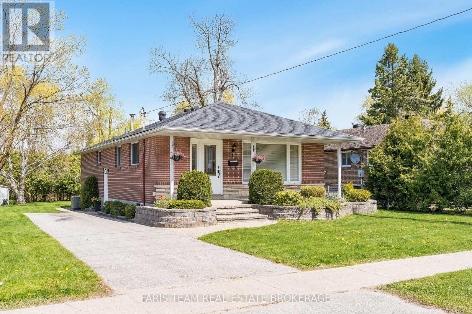 MLS® listing #29743944 for sale located at 212 GROVE STREET E