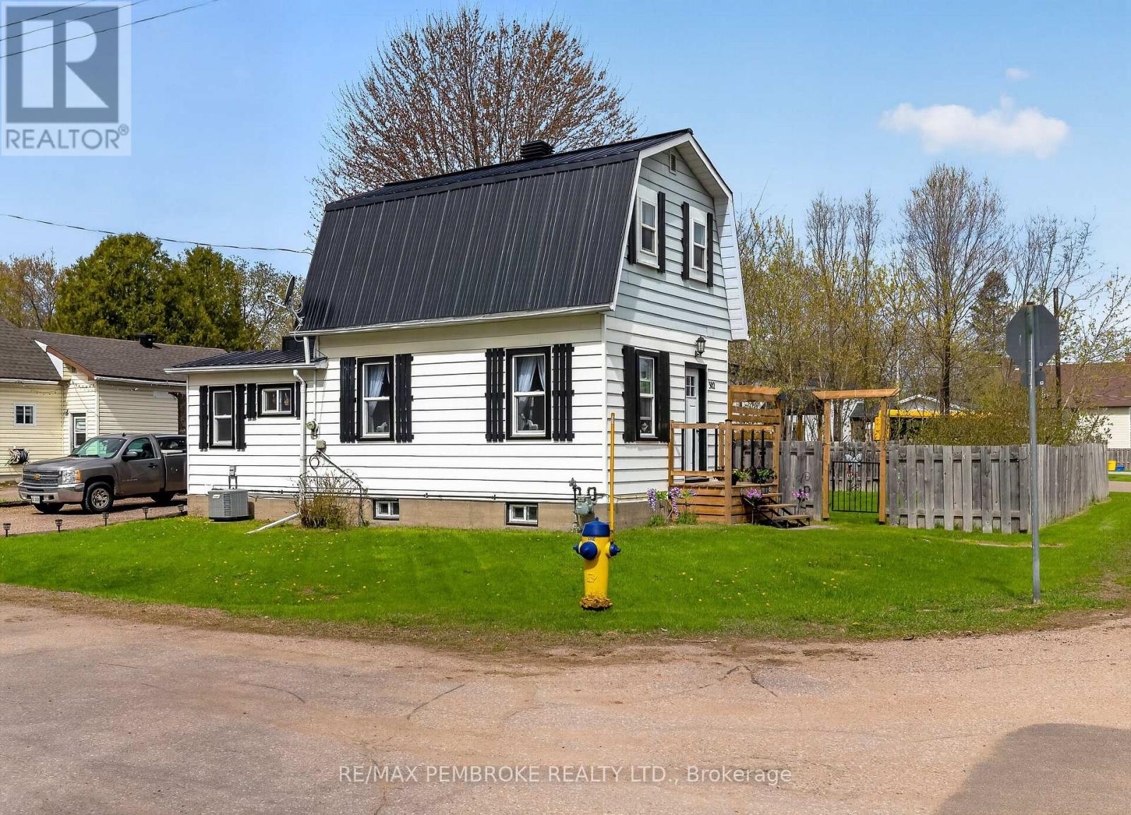 MLS® listing #29744909 for sale located at 302 WILLARD STREET