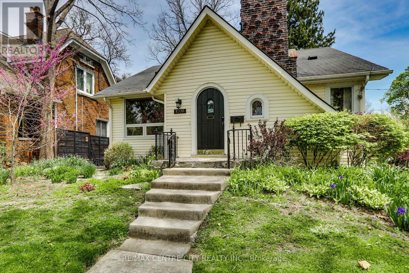 MLS® listing #29750641 for sale located at 1008 WATERLOO STREET