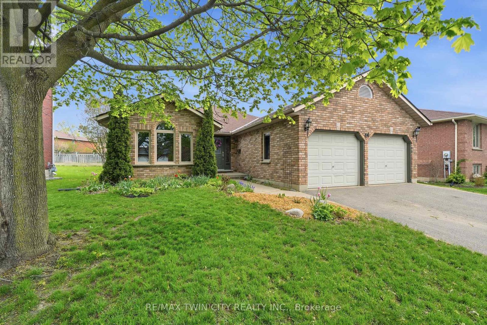 MLS® listing #29751005 for sale located at 44 BLACKFRIAR LANE