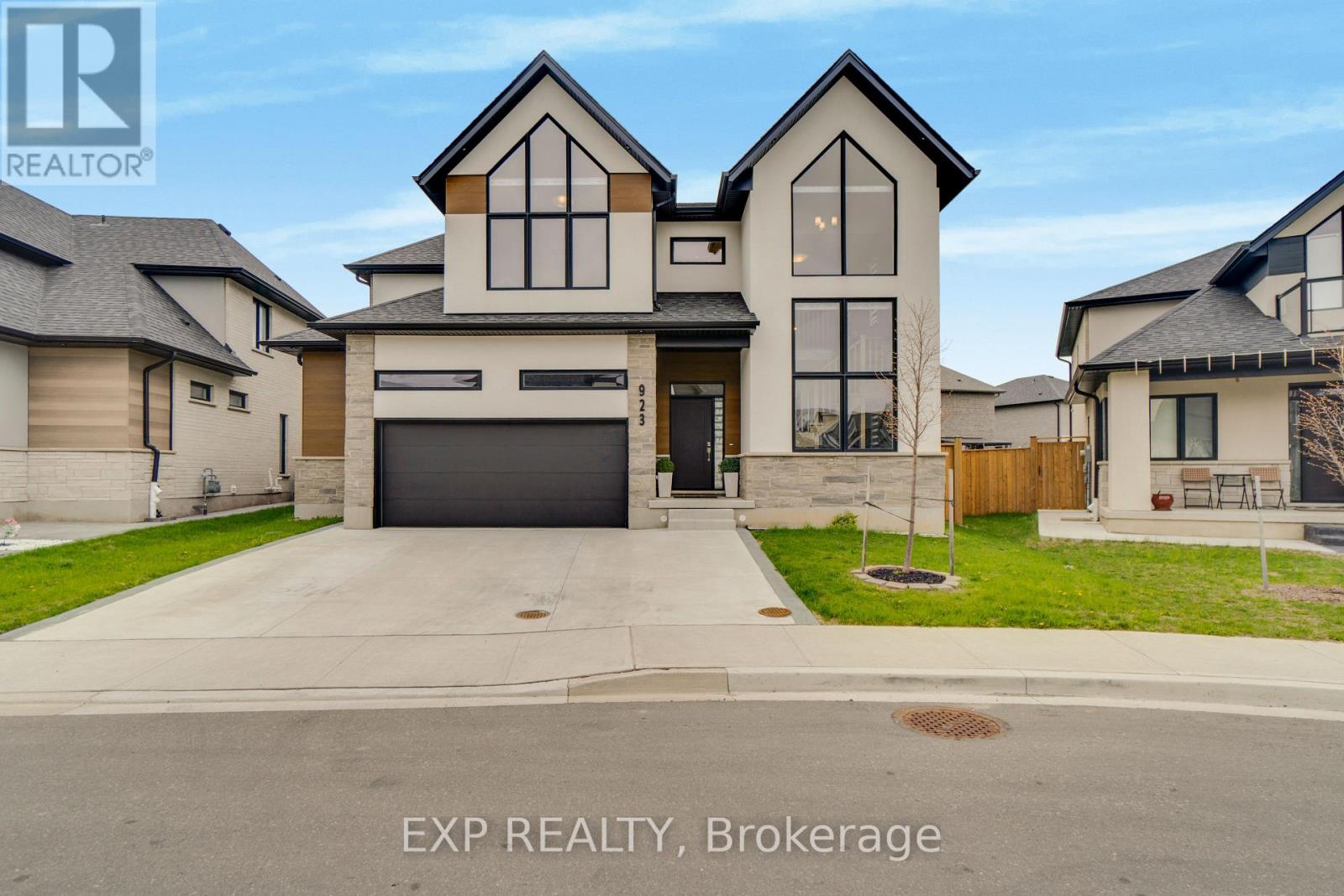MLS® listing #29752763 for sale located at 5 - 923 STONECLIFFE WALK