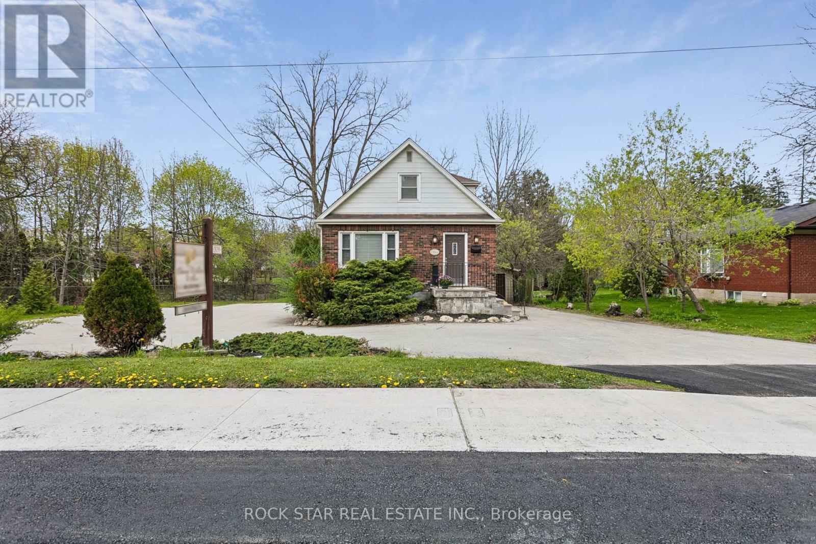 MLS® listing #29757332 for sale located at 379 ONTARIO STREET S