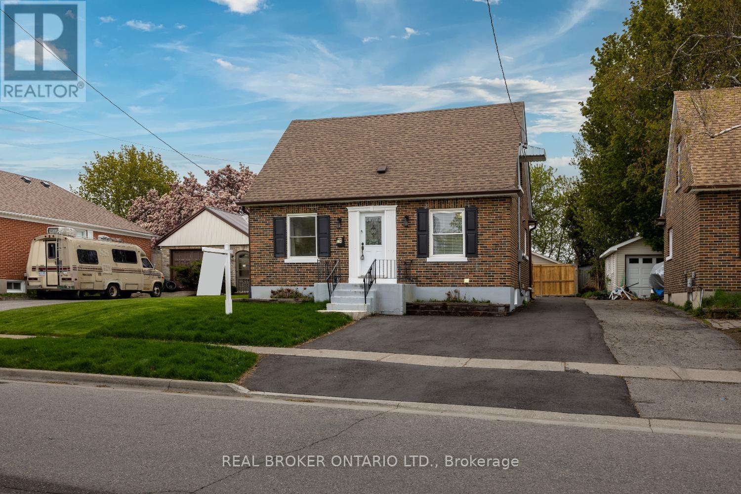 MLS® listing #29759174 for sale located at 234 OSHAWA BOULEVARD N