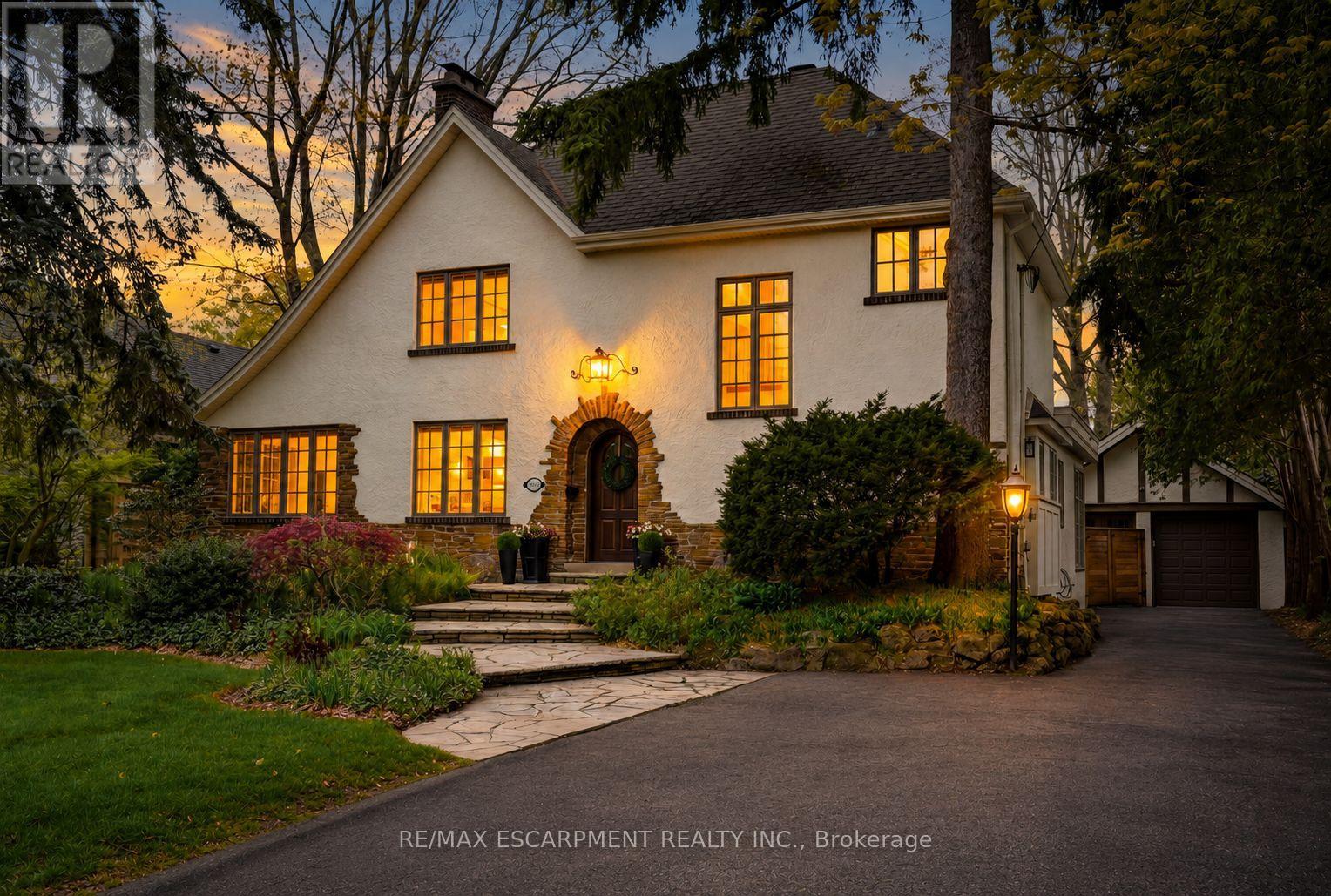 MLS® listing #29759542 for sale located at 3081 BALMORAL AVENUE