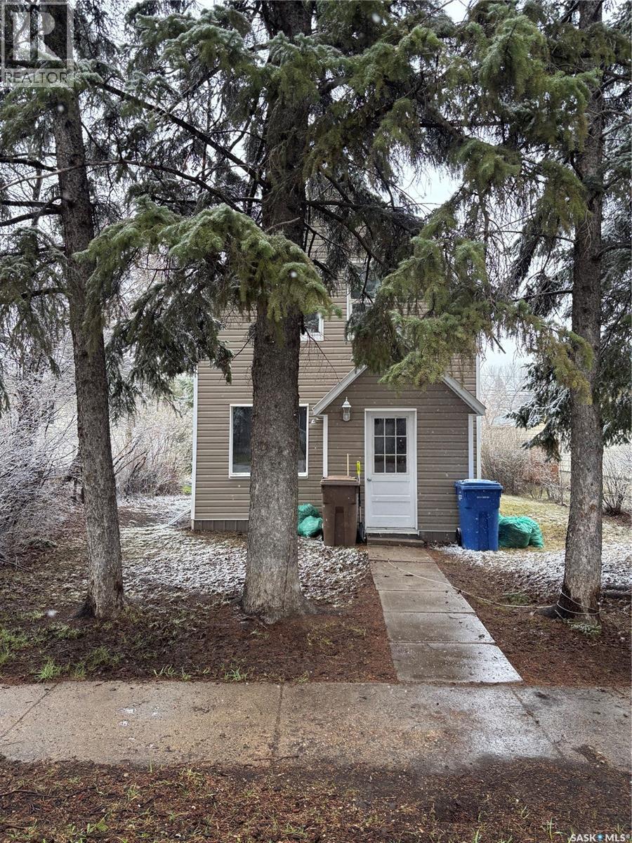 MLS® listing #29761004 for sale located at 112 Stovel AVENUE E