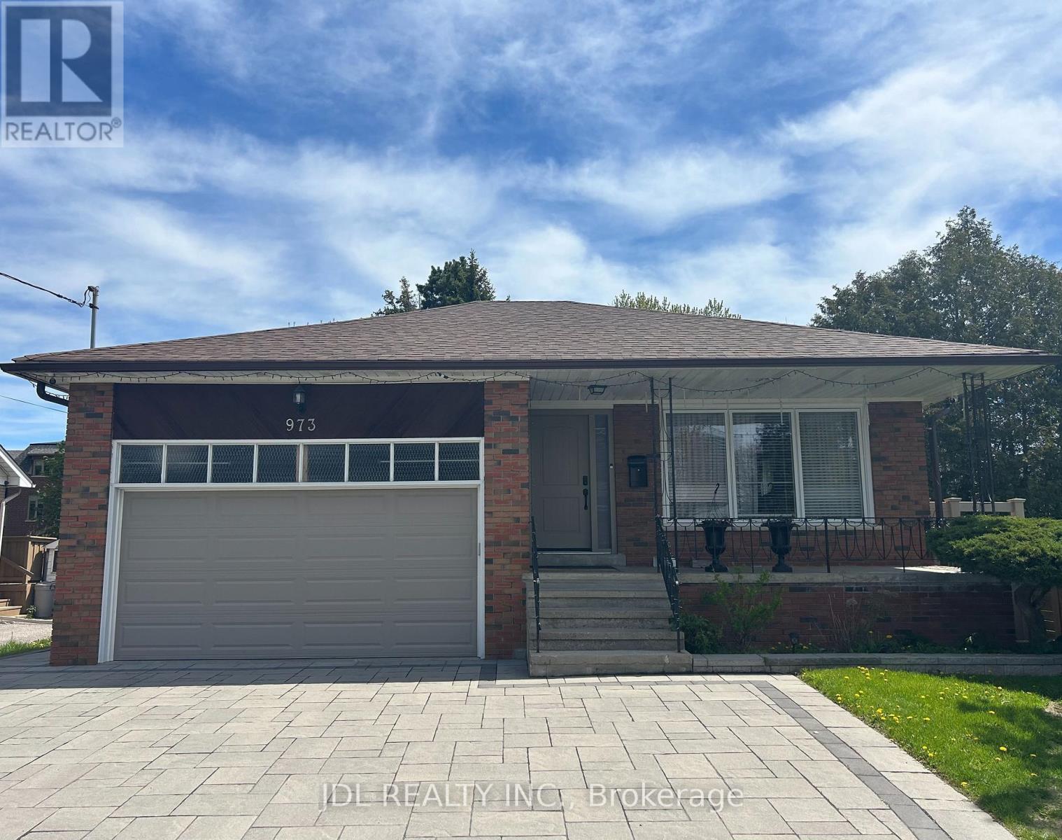 MLS® listing #29763702 for sale located at UNIT B - 973 WILLOWDALE AVE AVENUE