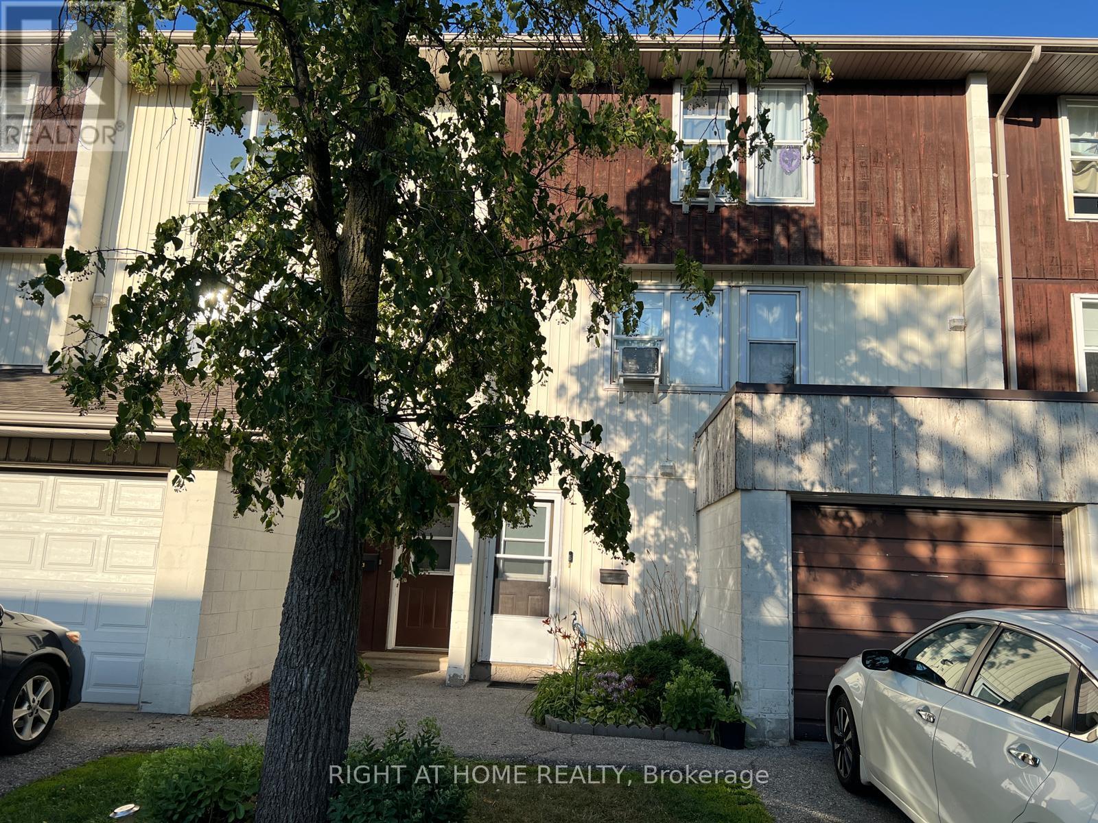 MLS® listing #29768396 for sale located at 81 - 135 CHALMERS STREET S