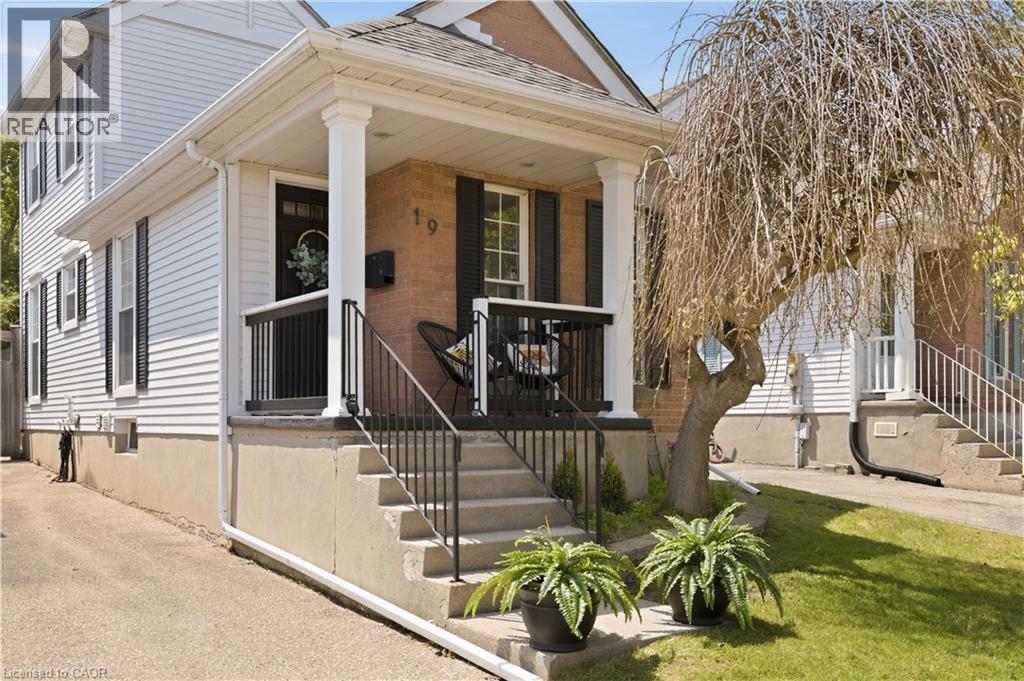 MLS® listing #29768539 for sale located at 19 MILFOIL Crescent
