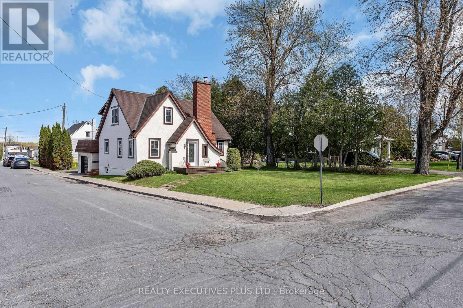 MLS® listing #29768733 for sale located at 605 WATER STREET