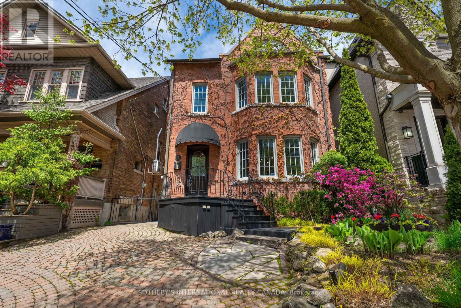 MLS® listing #29770637 for sale located at 34 BELSIZE DRIVE
