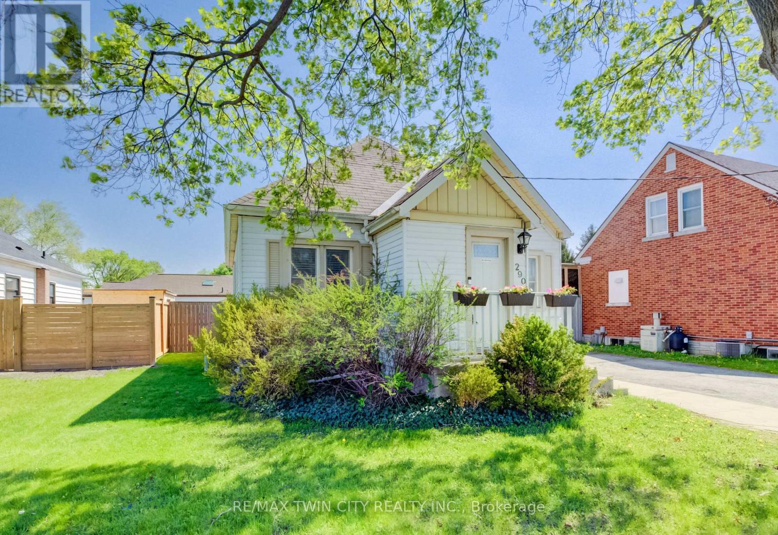 MLS® listing #29771551 for sale located at 290 LANCASTER STREET W
