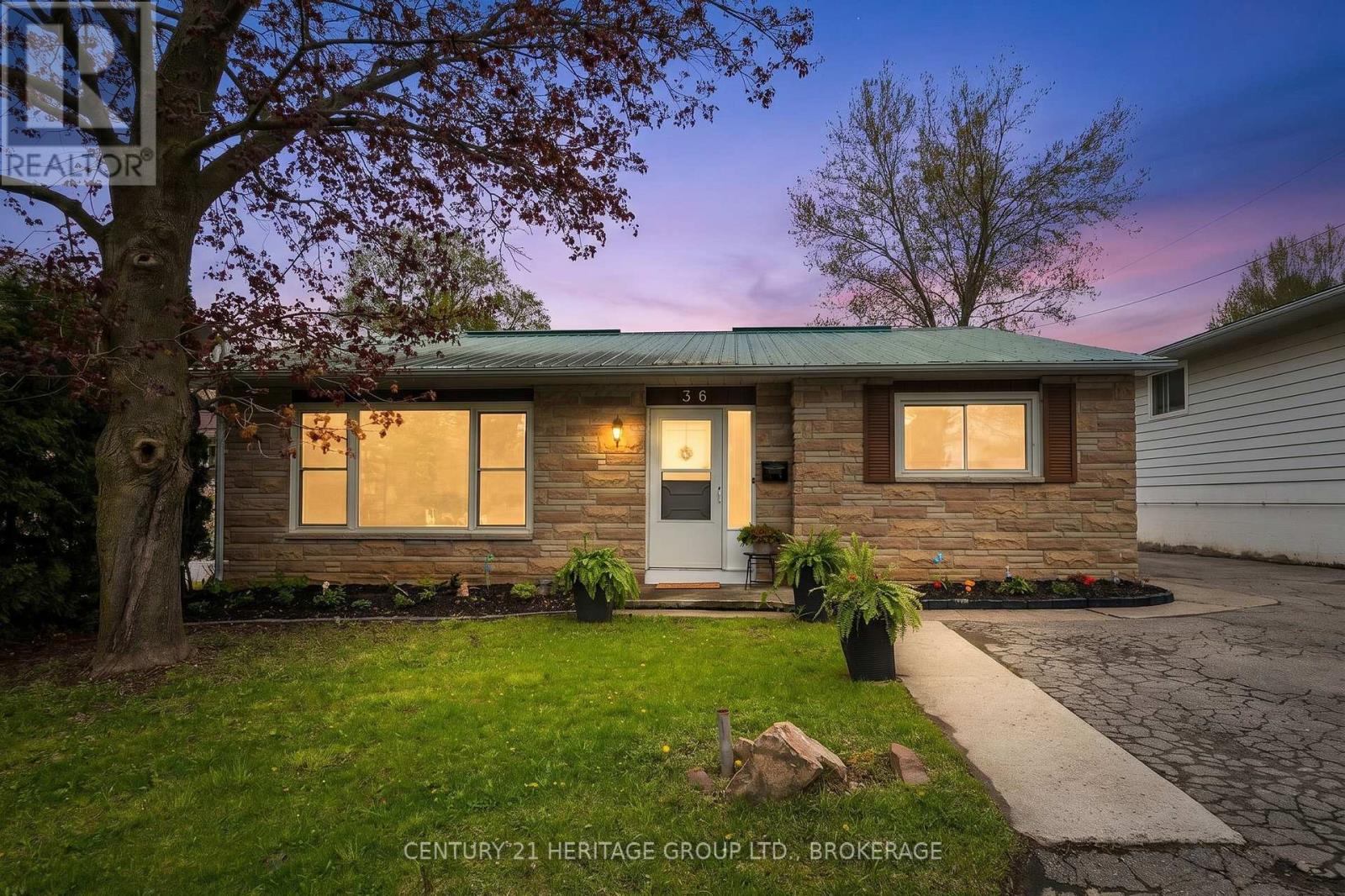 MLS® listing #29775303 for sale located at 36 NAPIER STREET