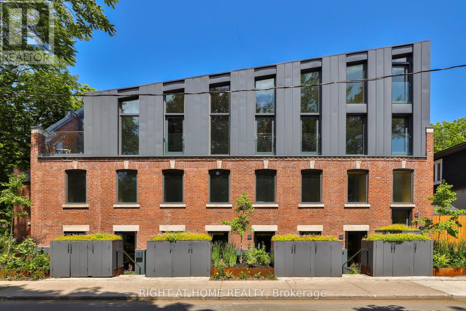 MLS® listing #29775399 for sale located at PH 2 - 225 BRUNSWICK AVENUE