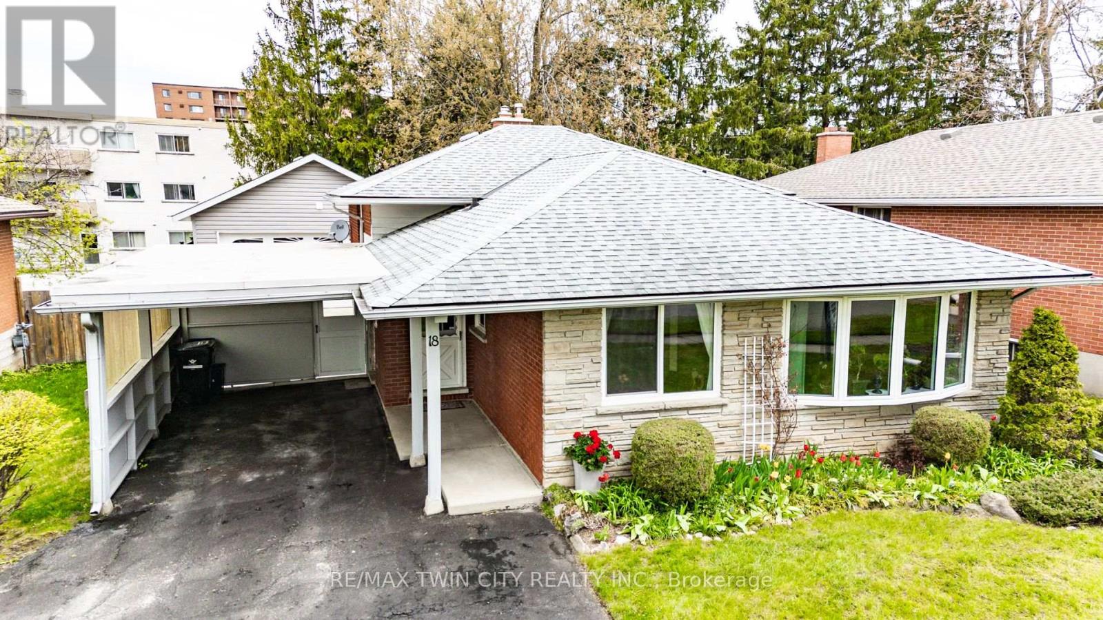 MLS® listing #29776336 for sale located at 18 QUEENSTON CRESCENT