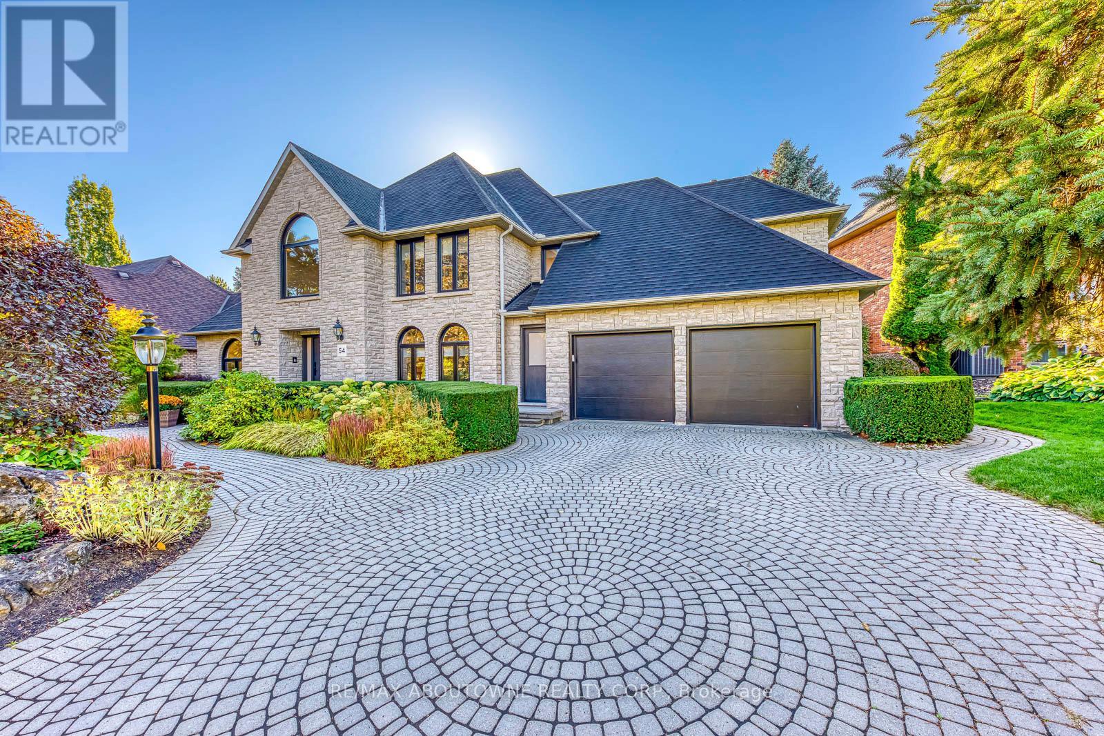 MLS® listing #29781610 for sale located at 54 DEERVIEW AVENUE