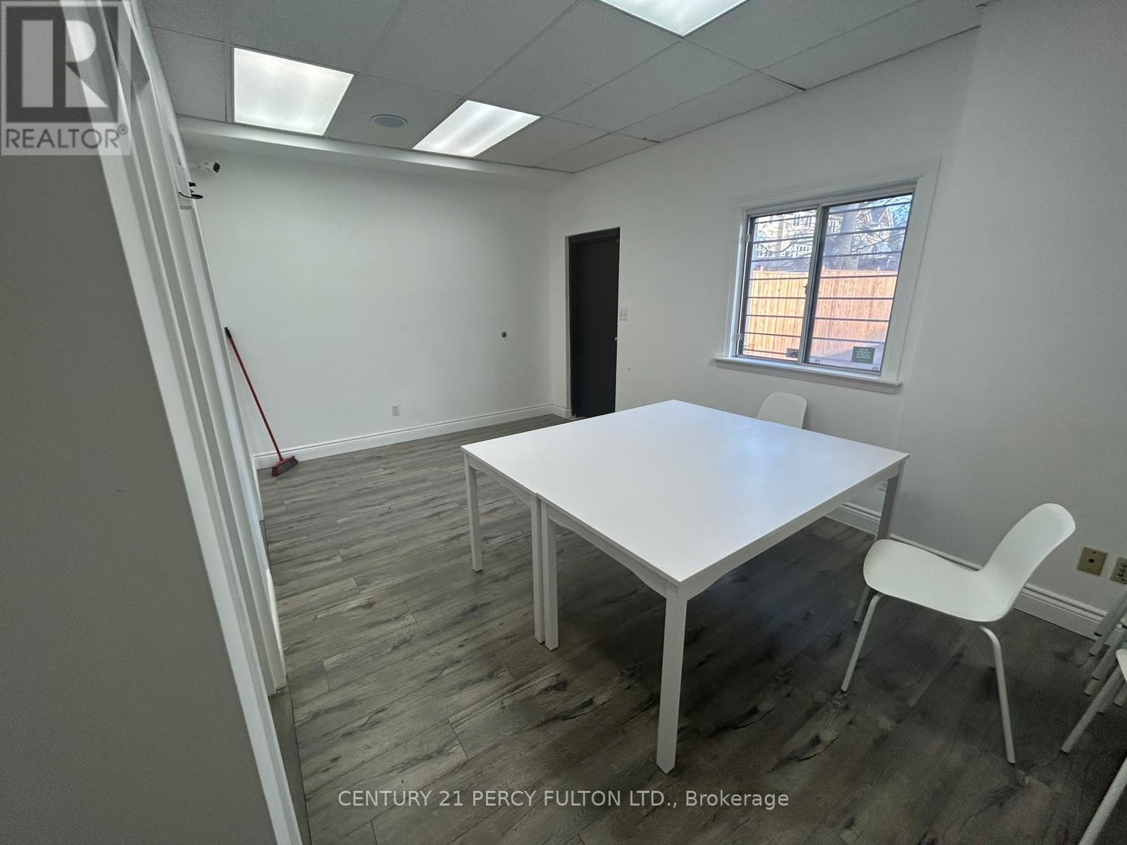 MLS® listing #29787916 for sale located at 46 LAKESHORE ROAD